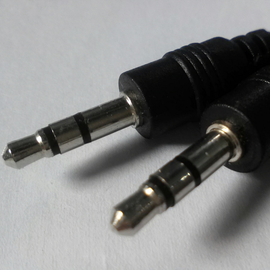 Photo of a 3.5 mm audio plug with black insulating rings